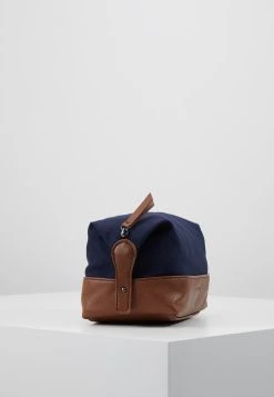 Pier One UNISEX - Trousse de toilette En promotion accessoires, sets et coffrets -Promos Pier One Boutique 114fecd6f3cf4a35934f729b8010b5be