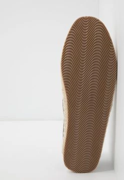 Prix Distinctifs Pier One UNISEX - Espadrilles rond -Promos Pier One Boutique 256b7e84c80741848442058e49d45ee6
