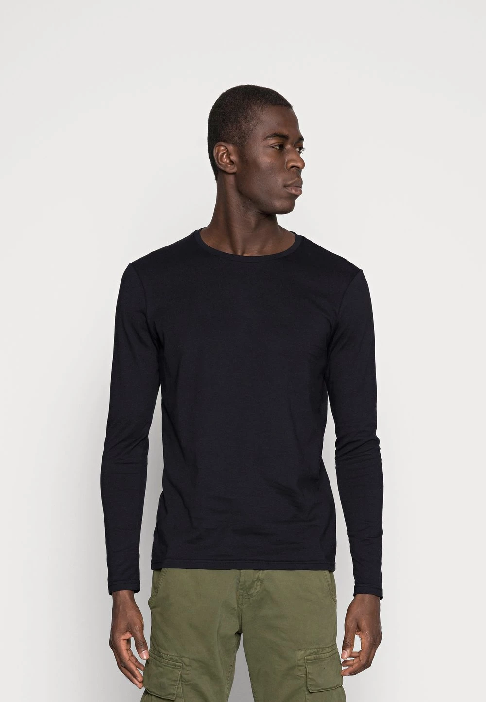 Pier One 2 PACK - T-shirt à manches longues Prix Allégé t-shirts & polos col rond homme 4 Pier One 2 PACK - T-shirt à manches longues Prix Allégé t-shirts & polos col rond homme – Image 2