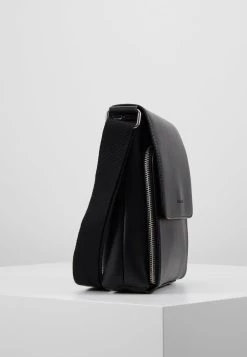 Pier One Sac bandoulière Promos sacs fermoir aimanté homme -Promos Pier One Boutique 31f79a3e49c140948dedcd6cc64eb1eb