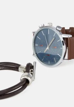 Prix Sacrifiés Pier One SET - Montre montres et bijoux boucle ardillon homme -Promos Pier One Boutique 328b9888b2174c7e8e11835c02c3bdbe