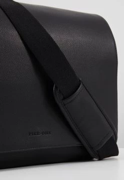 Pier One Meilleur Prix Garanti Sac bandoulière sacs compartiment pour pc portable homme -Promos Pier One Boutique 35de3b7b84c54b2abd47bb358f1dd7cd