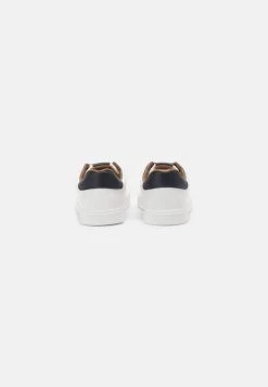 Prix Acceptable Pier One UNISEX - Baskets basses baskets & sneakers rond 11 Prix Acceptable Pier One UNISEX - Baskets basses baskets & sneakers rond -Promos Pier One Boutique 3f6d49d439f548cab7f577f997c071ec