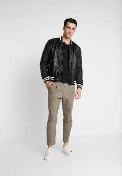 Pier One Prix Préférentiel T-shirt basique t-shirts encolure large ronde homme 16 Pier One Prix Préférentiel T-shirt basique t-shirts encolure large ronde homme -Promos Pier One Boutique 414e0ae9c5ac4336bb796ee37bafebed