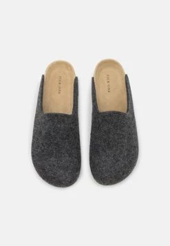 Prix Dynamité Pier One UNISEX - Chaussons sandales et tongs rond 13 Prix Dynamité Pier One UNISEX - Chaussons sandales et tongs rond -Promos Pier One Boutique 432dd18e964346df954b7e362219f772