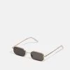 Prix Raisonnable Pier One UNISEX - Lunettes de soleil rectangulaire -Promos Pier One Boutique 43323589a1bb4e62aab7449e102cad80