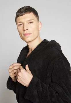 Prix Exclusifs Pier One Peignoir sous-vêtements & chaussettes capuche homme 15 Prix Exclusifs Pier One Peignoir sous-vêtements & chaussettes capuche homme -Promos Pier One Boutique 46ddd89e67e647d9a552c22e74d82b35