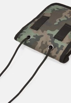 En Remise Pier One UNISEX - Sac bandoulière sacs et bagages &agrave; scratch -Promos Pier One Boutique 51511cd5cf5b4c62a951f7be58b1560c