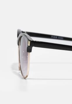 Pier One Soldes CHAIN UNISEX SET - Lunettes de soleil trapèze -Promos Pier One Boutique 69d160041a5b44e8894715534e1b53b0