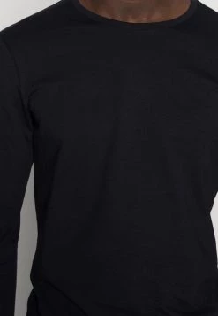 Pier One 2 PACK - T-shirt à manches longues Prix Allégé t-shirts & polos col rond homme 16 Pier One 2 PACK - T-shirt à manches longues Prix Allégé t-shirts & polos col rond homme -Promos Pier One Boutique 6fb881997b8a4876aeba003fd4d9057f