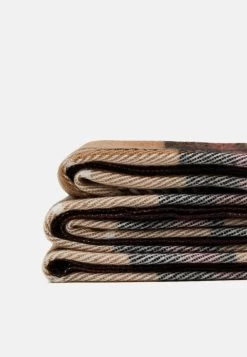 Pier One UNISEX - Écharpe Prix Équitable foulards et écharpes carreaux -Promos Pier One Boutique 7bd7bb8a7cf34fd9b39e0d1180642024