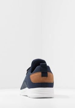 Pier One Baskets basses Prix Imbattable baskets & sneakers rond homme -Promos Pier One Boutique 85dee8dab14d465784f5e8bbb9cff969