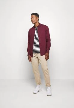 Pier One Bonne Qualité Chemise classique costumes & cravates col kent homme 17 Pier One Bonne Qualité Chemise classique costumes & cravates col kent homme -Promos Pier One Boutique 866eb0e8d4864e1e9fcaa2938d35accb