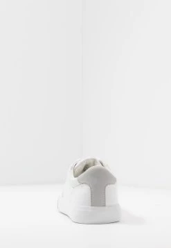 Pier One UNISEX - Baskets basses Assurance De l’Authenticité sneakers rond -Promos Pier One Boutique 870239ff38c14ac18000693ed9216adf