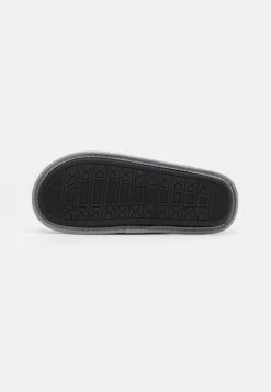 Prix Accessible Pier One Chaussons rond homme -Promos Pier One Boutique 8950f3a7c1a946c38247e65bd5c20335