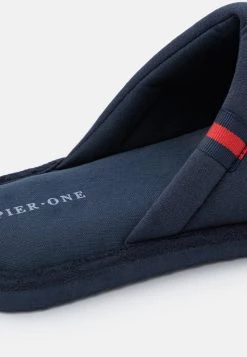 Pier One Prix Acceptable Chaussons rond homme -Promos Pier One Boutique 9954de3b52d1446aaa30bc022339babd