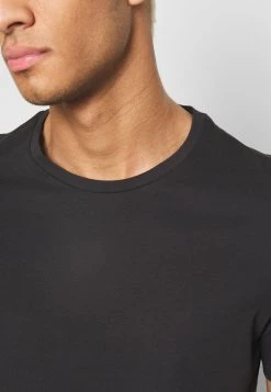 Prix Sacrifiés Pier One 7 PACK - T-shirt basique t-shirts col rond homme -Promos Pier One Boutique 9ff1310308384925af8ab3297a7ee42a