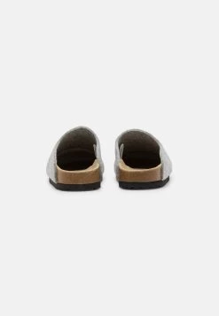 Pier One Prix Accessible UNISEX - Chaussons sandales et tongs rond -Promos Pier One Boutique a4fb3f2f20d74be3b8e42d1c52505a41