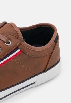 Prix Jamais Vus Pier One Baskets basses sneakers rond homme -Promos Pier One Boutique a643fc36888743848a3555692552e8b2