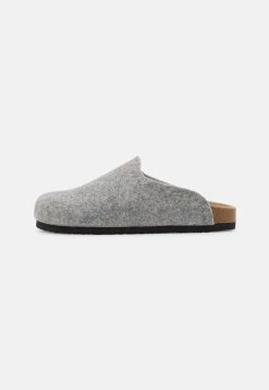 Pier One Prix Accessible UNISEX - Chaussons sandales et tongs rond