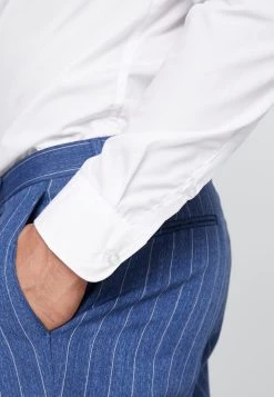 Pier One 2 PACK - Chemise classique Prix Usine costumes & cravates col kent homme 16 Pier One 2 PACK - Chemise classique Prix Usine costumes & cravates col kent homme -Promos Pier One Boutique aac9d6ccd1dd4835ae790e1e3552ae2c