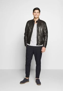 Pier One T-shirt basique Soldes t-shirts col en v homme -Promos Pier One Boutique acf81a14f8634d089a470b7a6a421313