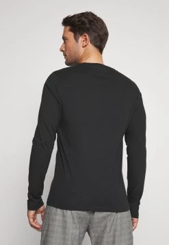 En promotion Pier One 2 PACK - T-shirt à manches longues t-shirts col rond homme 17 En promotion Pier One 2 PACK - T-shirt à manches longues t-shirts col rond homme -Promos Pier One Boutique b2ae0ed0844241398576a6d2524b1cab