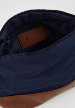 Pier One UNISEX - Trousse de toilette En promotion accessoires, sets et coffrets -Promos Pier One Boutique b7e0cfe5aab740c4a01504c8495721c5