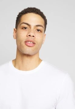 Soldes Pier One 3 PACK - T-shirt basique t-shirts col rond homme 21 Soldes Pier One 3 PACK - T-shirt basique t-shirts col rond homme -Promos Pier One Boutique bb58520a3fdd4addbd204975d9a479ed