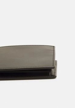 Assurance De l’Authenticité Pier One Portefeuille petite maroquinerie compartiment à monnaie homme -Promos Pier One Boutique c4208777e4774ab9934594e35b9c7d74