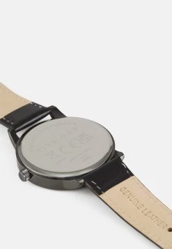 Pier One Prix Exclusifs Montre montres et bijoux boucle ardillon homme -Promos Pier One Boutique caf2f3bc9f574c1e8d32bb8651c30a1c