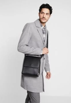 Pier One Sac bandoulière Promos sacs fermoir aimanté homme -Promos Pier One Boutique d0ee40c64f444bc69c706e1080f3e27a