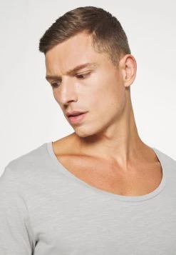 Pier One T-shirt basique Assurance De l’Authenticité t-shirts encolure large ronde homme 19 Pier One T-shirt basique Assurance De l’Authenticité t-shirts encolure large ronde homme -Promos Pier One Boutique e58cbefeeef0416682b9d465dd63a942