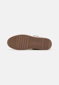 Pier One Prix Incroyables Baskets montantes baskets & sneakers rond homme -Promos Pier One Boutique e5eebdb394684b3db660132f5a09d80b