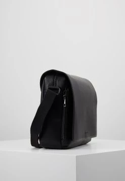 Pier One Meilleur Prix Garanti Sac bandoulière sacs compartiment pour pc portable homme -Promos Pier One Boutique f3a97f8095334be799fee0f3f2c1e5e0