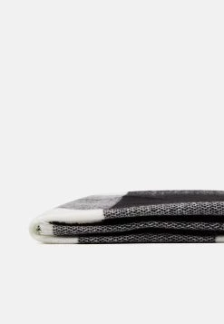 Pier One UNISEX - Foulard Prix Équitable foulards et écharpes carreaux -Promos Pier One Boutique fbdb5e63ed0640a89ab73d2d659a6eb7