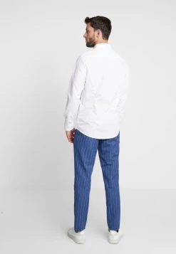 Pier One 2 PACK - Chemise classique Prix Usine costumes & cravates col kent homme 13 Pier One 2 PACK - Chemise classique Prix Usine costumes & cravates col kent homme -Promos Pier One Boutique fe3882eaf28b48838ea76cbb4b0ad904